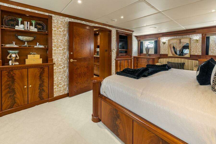 DIRT POOR 118ft Trinity Yachts Yacht For Sale DIRT POOR 118ft Trinity Yachts Yacht For Sale