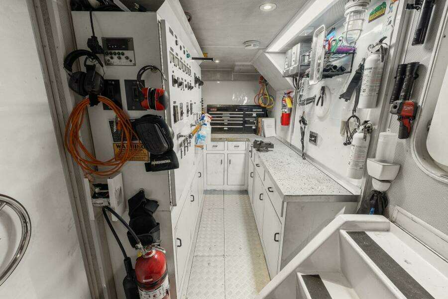 DIRT POOR 118ft Trinity Yachts Yacht For Sale DIRT POOR 118ft Trinity Yachts Yacht For Sale