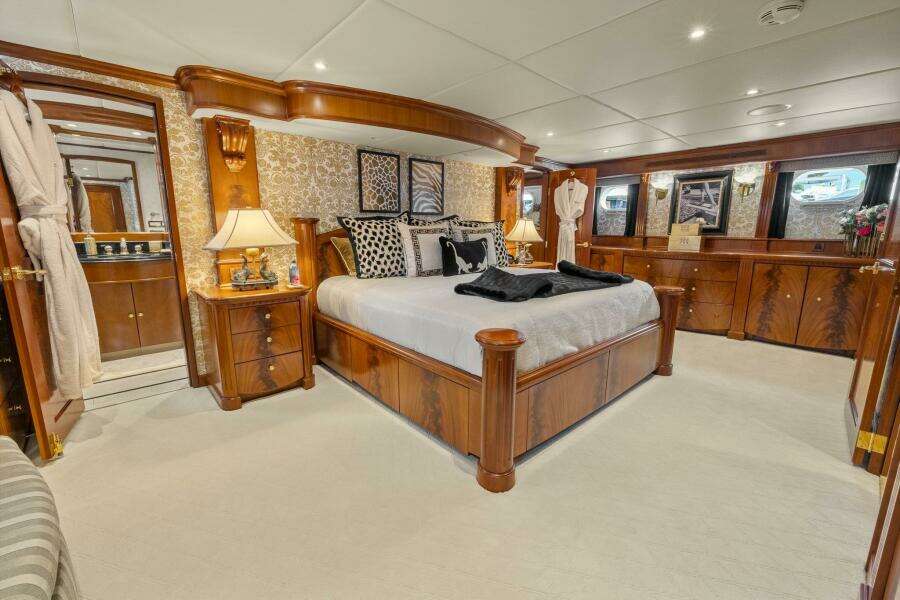 DIRT POOR 118ft Trinity Yachts Yacht For Sale DIRT POOR 118ft Trinity Yachts Yacht For Sale