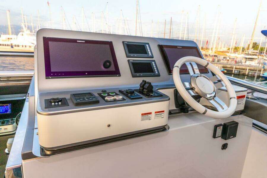 NIRVANA BY THE SEA 87ft Azimut Yacht For Sale NIRVANA BY THE SEA 87ft Azimut Yacht For Sale