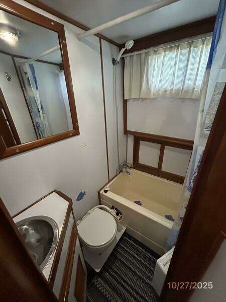 38' Marine Trader head