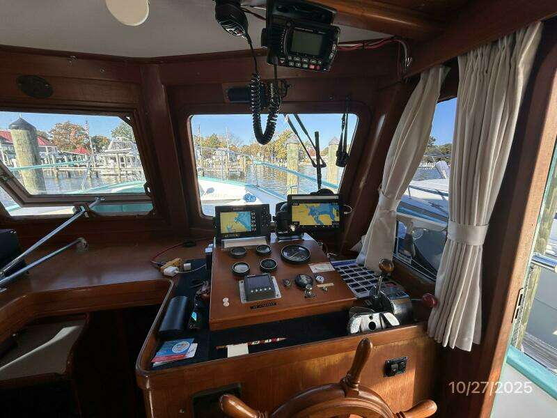 38' Marine Trader lower helm2