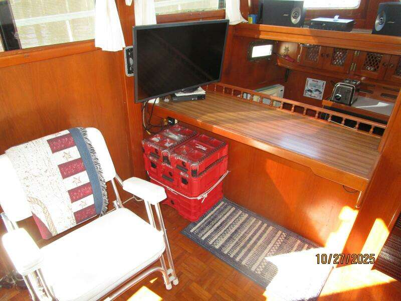 38' Marine Trader salon port forward