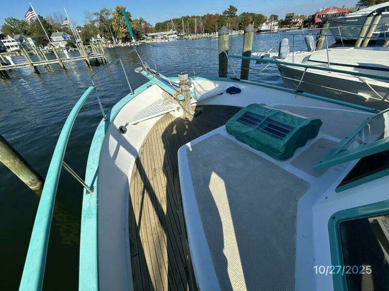 38' Marine Trader foredeck1