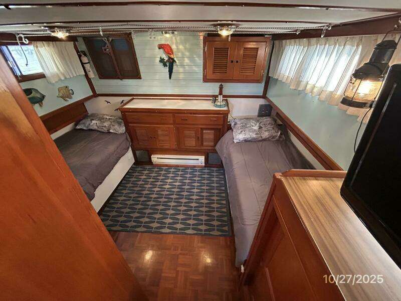 38' Marine Trader master stateroom