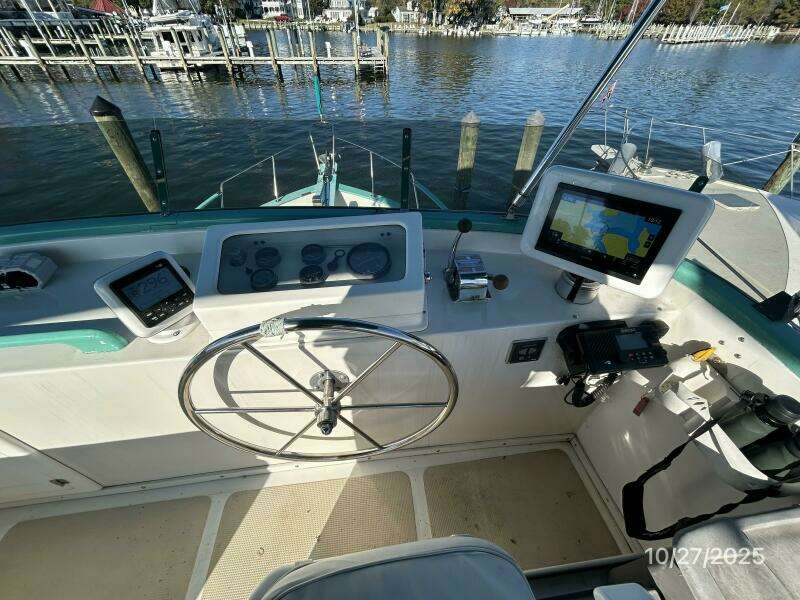 38' Marine Trader flybridge helm2
