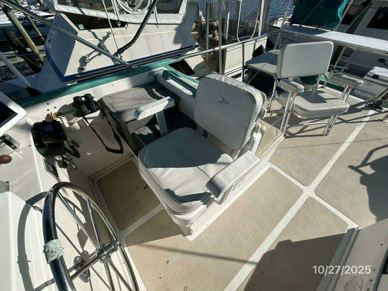 38' Marine Trader flybridge helmseat