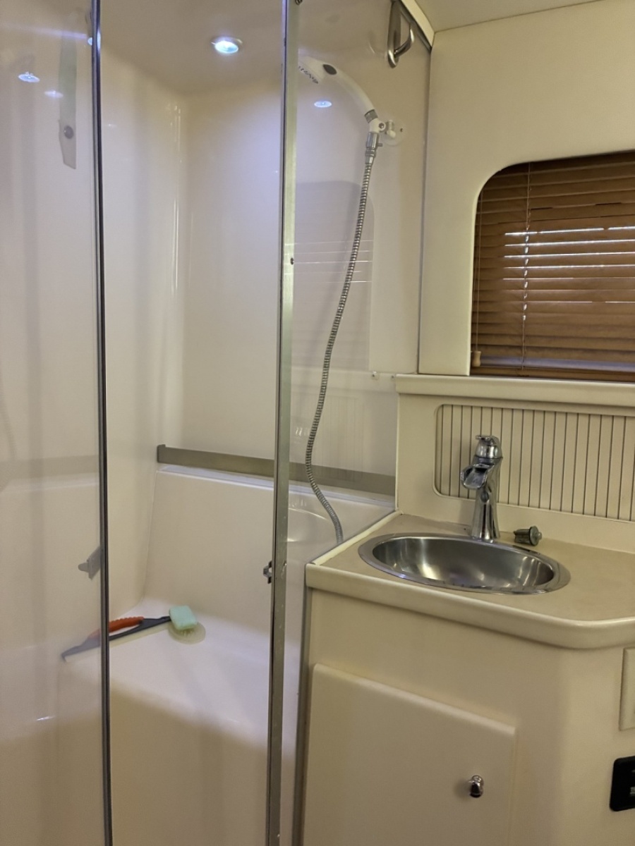1998 Carver 355 Aft Cabin