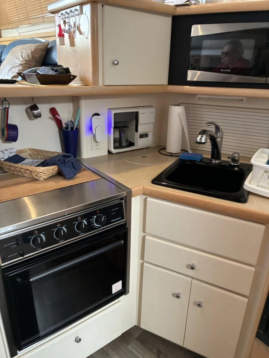 1998 Carver 355 Aft Cabin