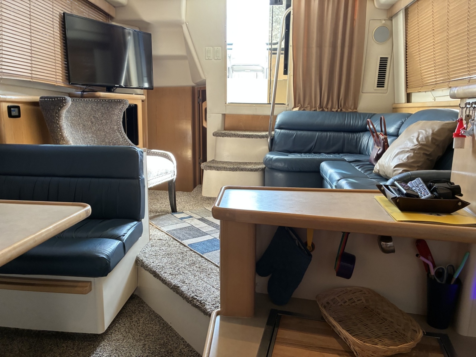 1998 Carver 355 Aft Cabin