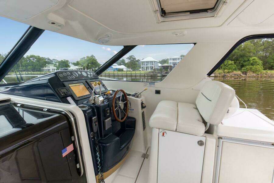 2005 3600 Tiara _Forever Friday_ Cockpit Sitting Area (4)