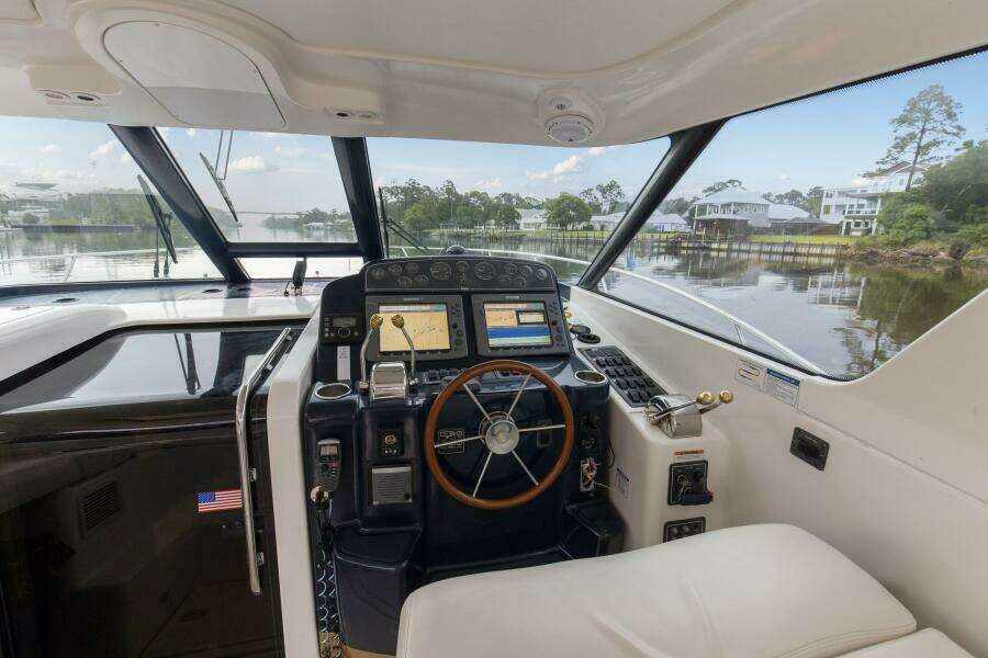 2005 3600 Tiara _Forever Friday_ Cockpit Sitting Area (2)