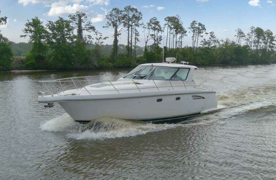 2005 3600 Tiara _Forever Friday_ Exterior (4)