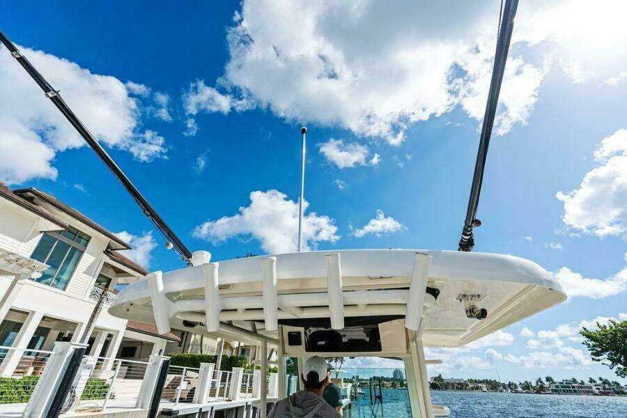 33ft Boston Whaler Yacht For Sale