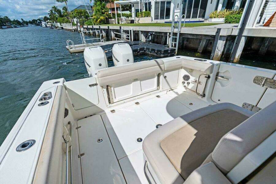 33ft Boston Whaler Yacht For Sale