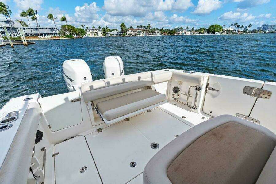 33ft Boston Whaler Yacht For Sale