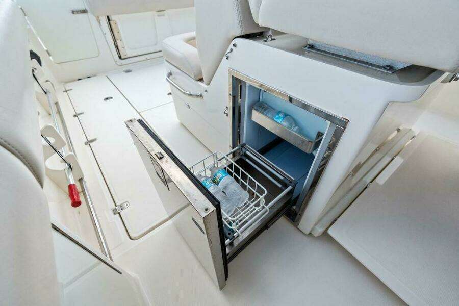 33ft Boston Whaler Yacht For Sale