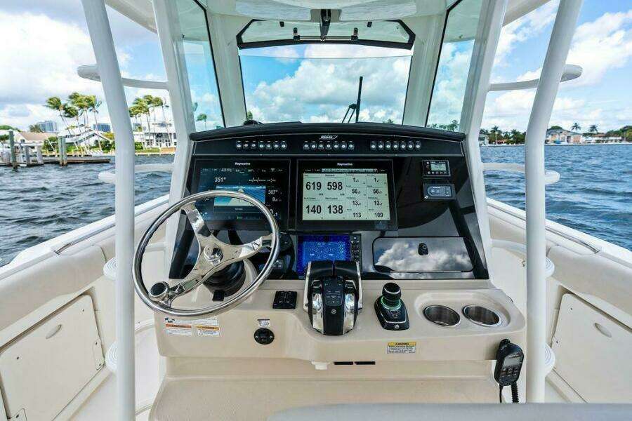 33ft Boston Whaler Yacht For Sale