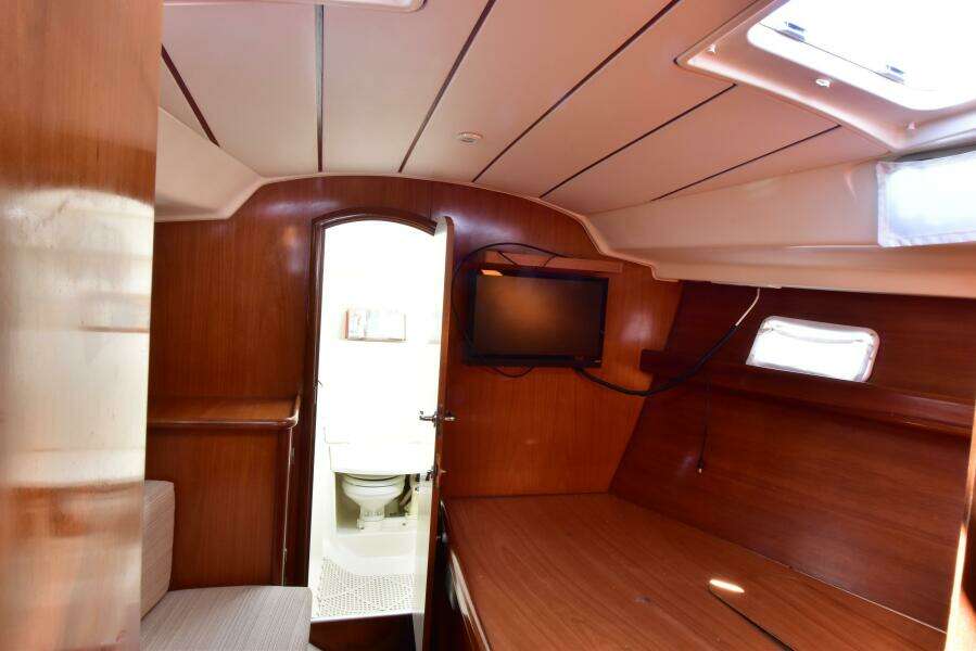 owner's cabin forward