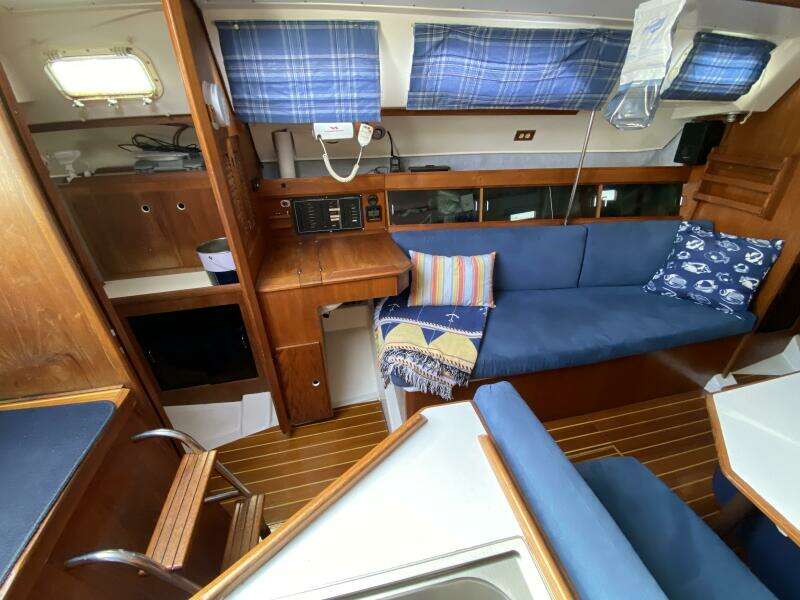 Aqualibrium 34ft Hunter Yacht For Sale