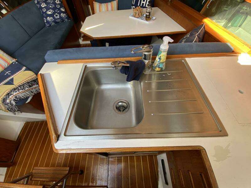 Aqualibrium 34ft Hunter Yacht For Sale