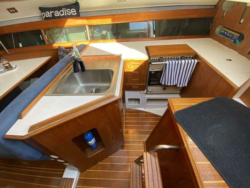 Aqualibrium 34ft Hunter Yacht For Sale