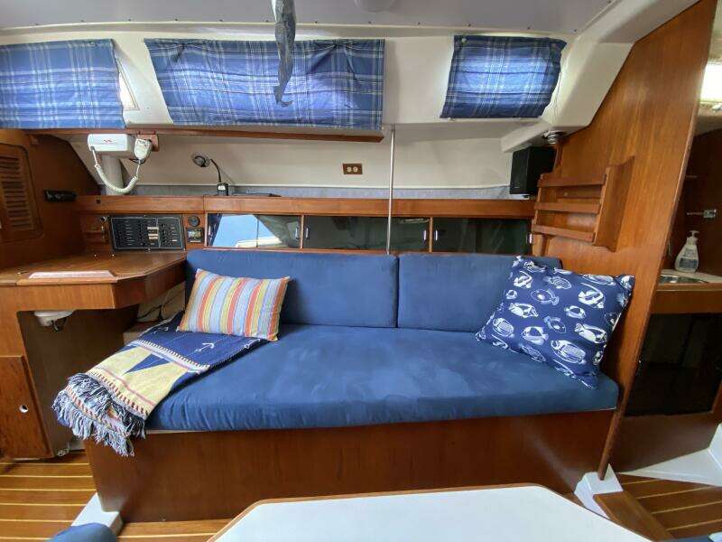 Aqualibrium 34ft Hunter Yacht For Sale