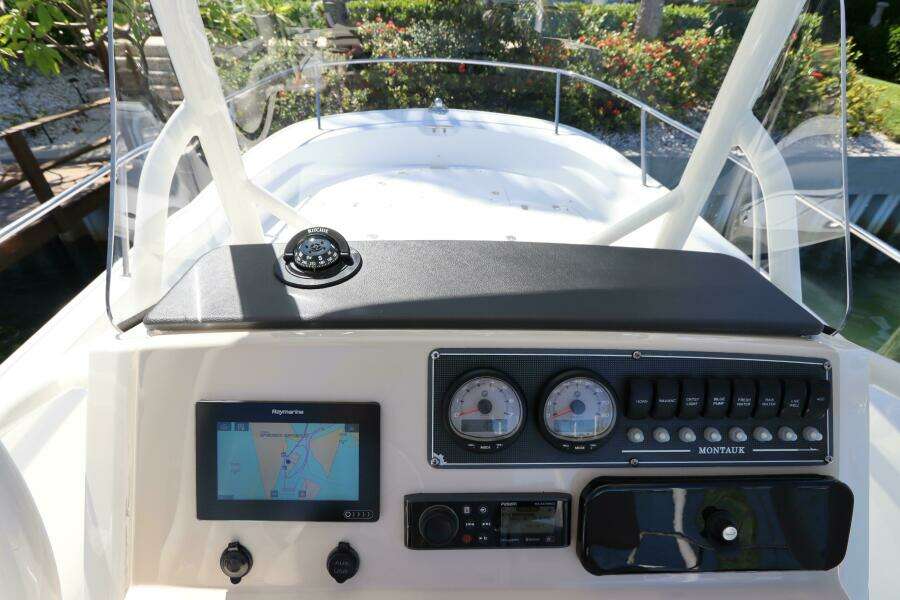 21ft Boston Whaler Yacht For Sale
