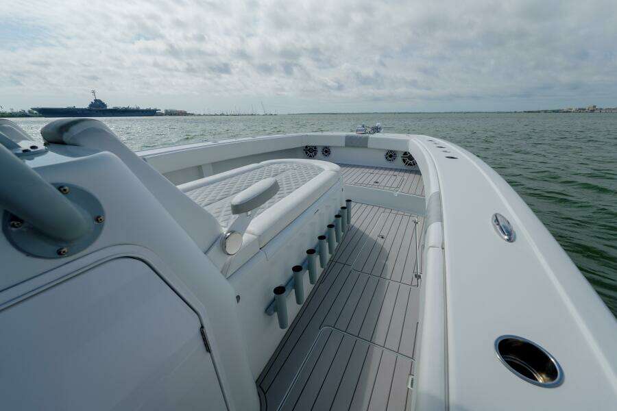 Freeman 42 42LR Double Tap- Bow Seating