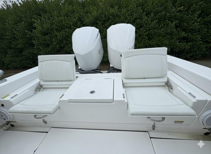 27' 2019 Everglades 273 CC