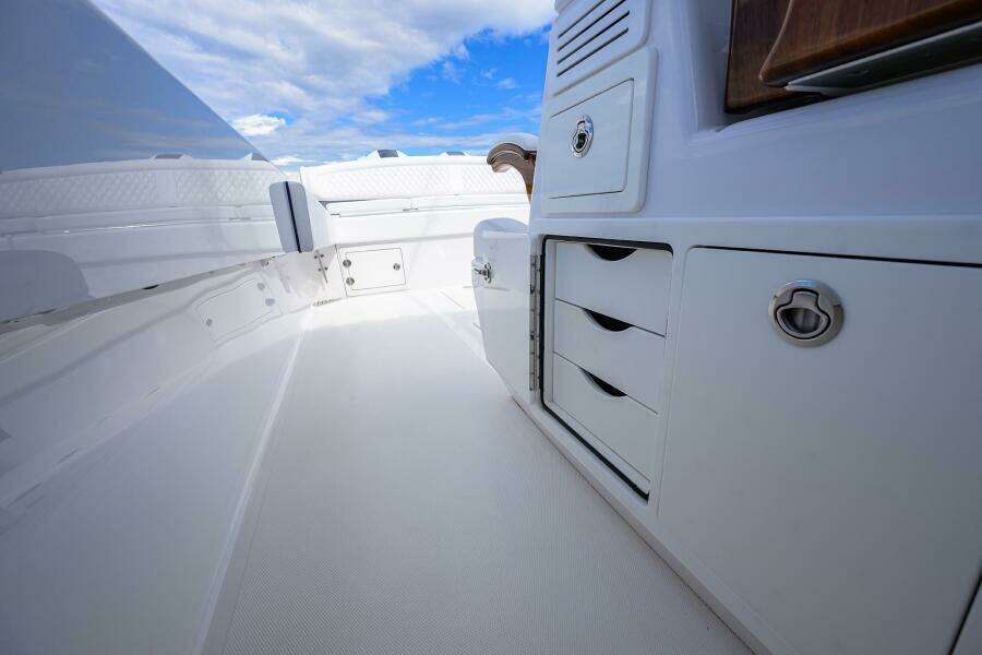 Bahama 41 Two Krickets - Helm