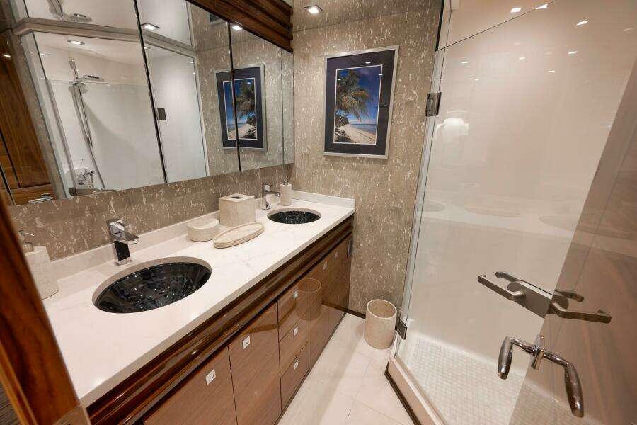 Viking 80 Baileys Ark - Interior Master Stateroom Head