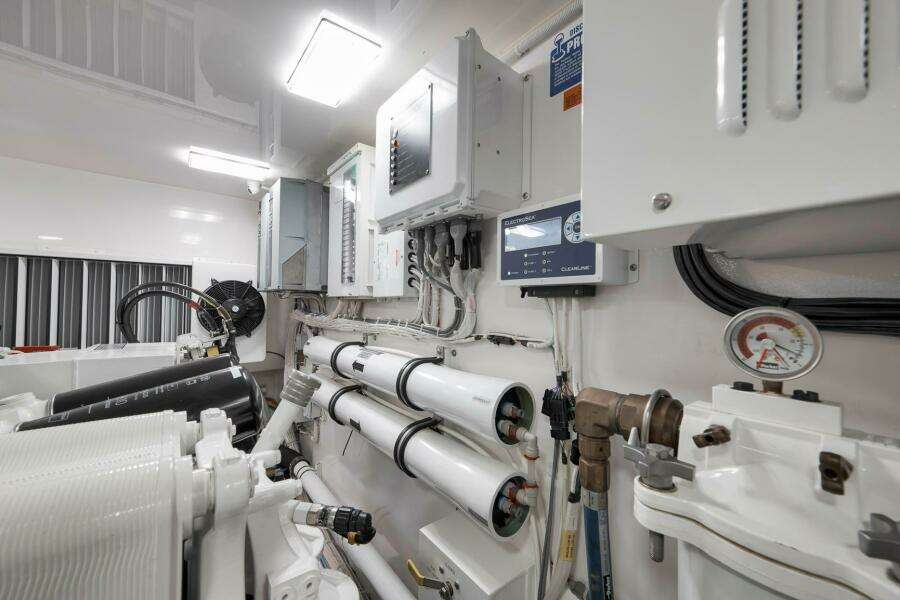 Viking 80 Baileys Ark - Engine Room