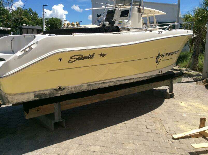 21ft Seaswirl Striper Yacht For Sale