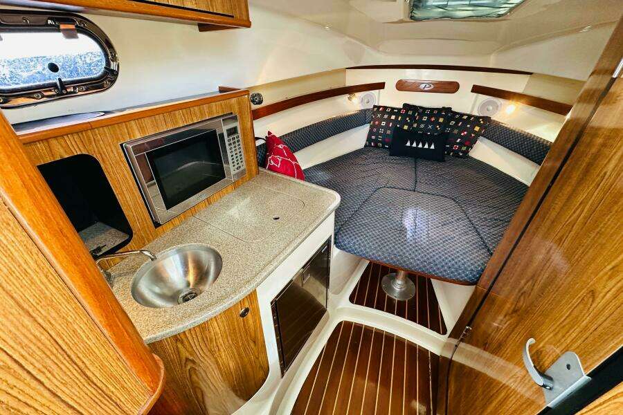 Miss Jeannie 28ft Pursuit Yacht For Sale