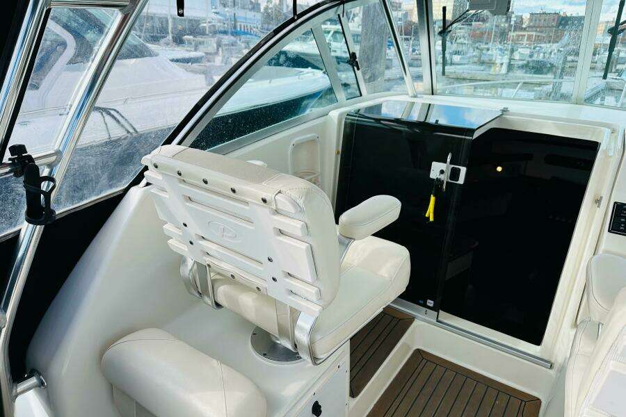 Miss Jeannie 28ft Pursuit Yacht For Sale