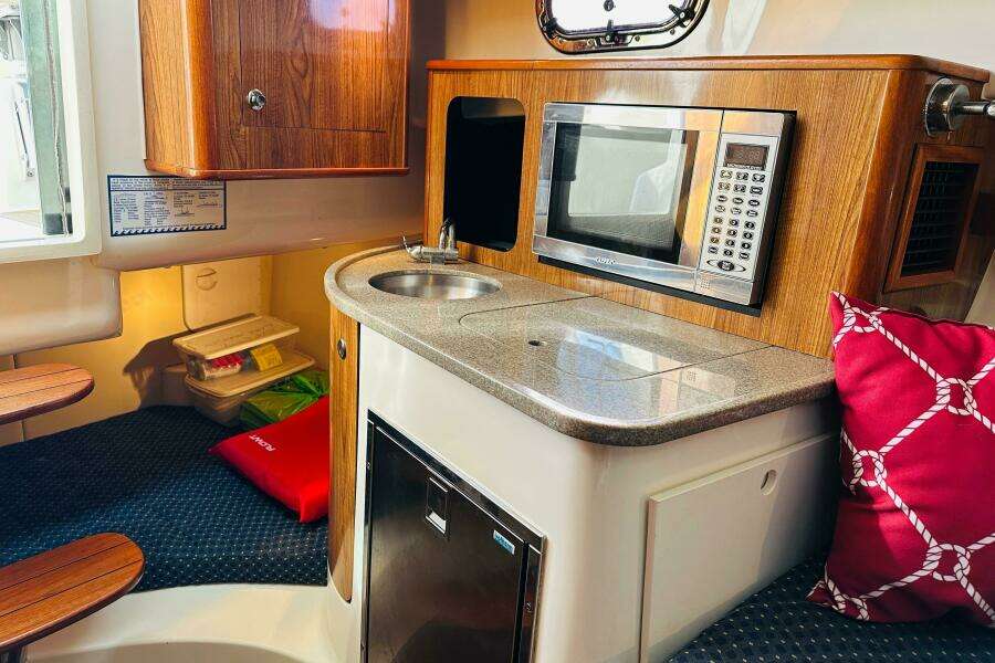 Miss Jeannie 28ft Pursuit Yacht For Sale