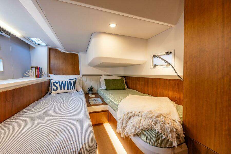 NO NAME  41ft Moody Yacht For Sale