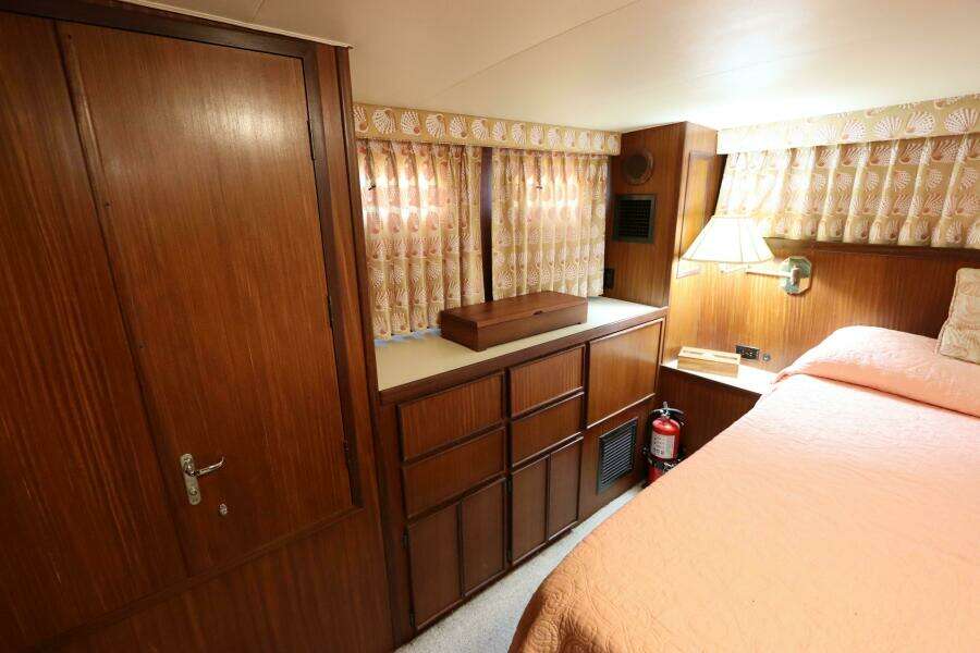 43ft Hatteras Yacht For Sale