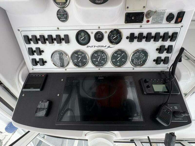 33ft Pro Line Yacht For Sale