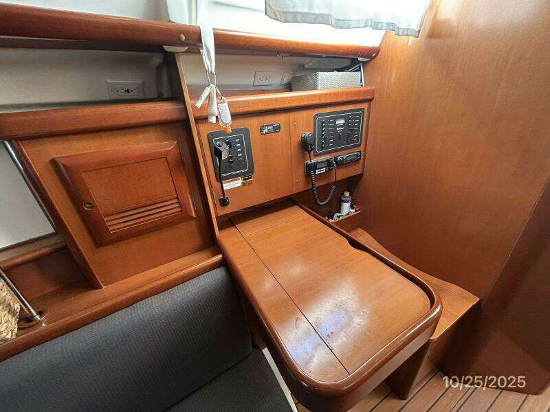 37' Beneteau nav station1
