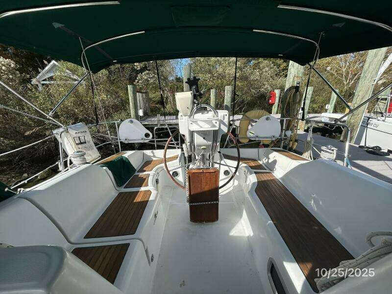 37' Beneteau cockpit aft