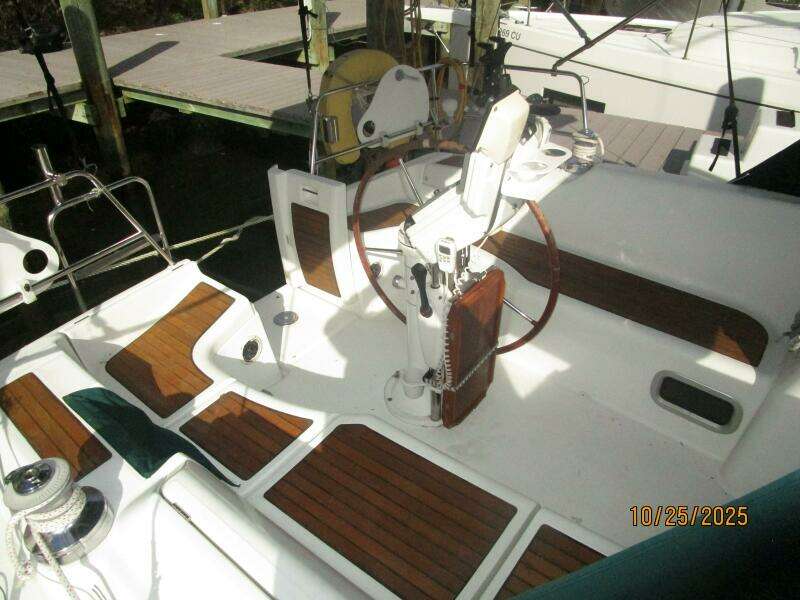 37' Beneteau cockpit2