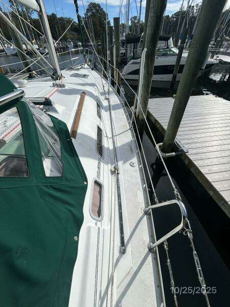 37' Beneteau starboard side deck2