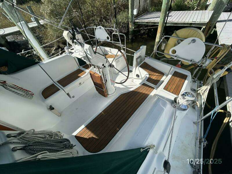 37' Beneteau cockpit1