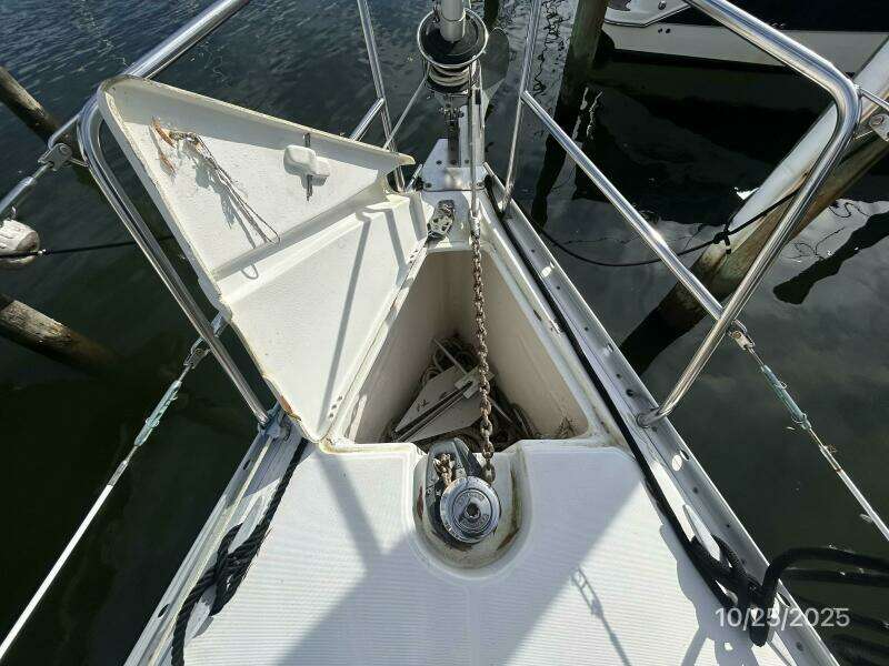 37' Beneteau anchor windlass1