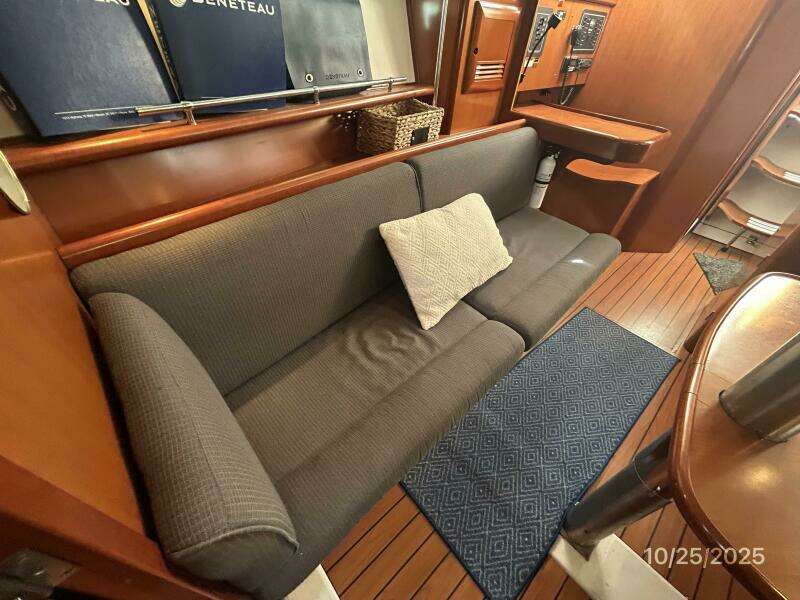 37' Beneteau salon starboard seating2