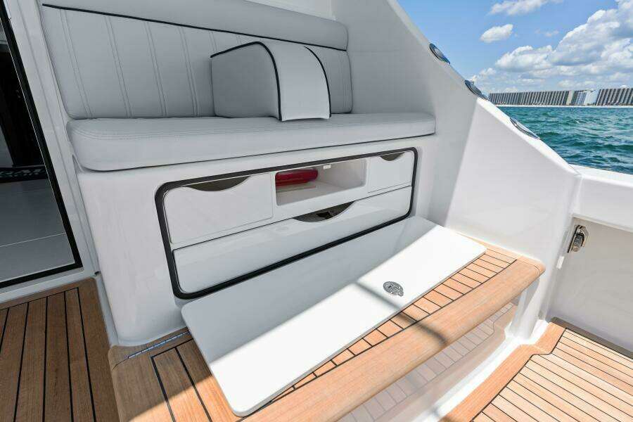 2026 Viking 46 Billfish Cockpit