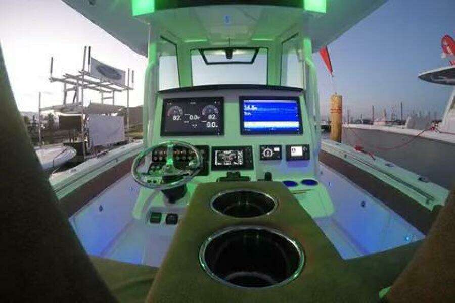 33ft Caymas Yacht For Sale
