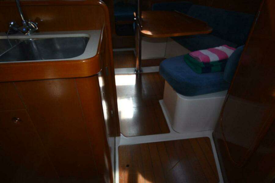 Vitality 32ft Beneteau Yacht For Sale